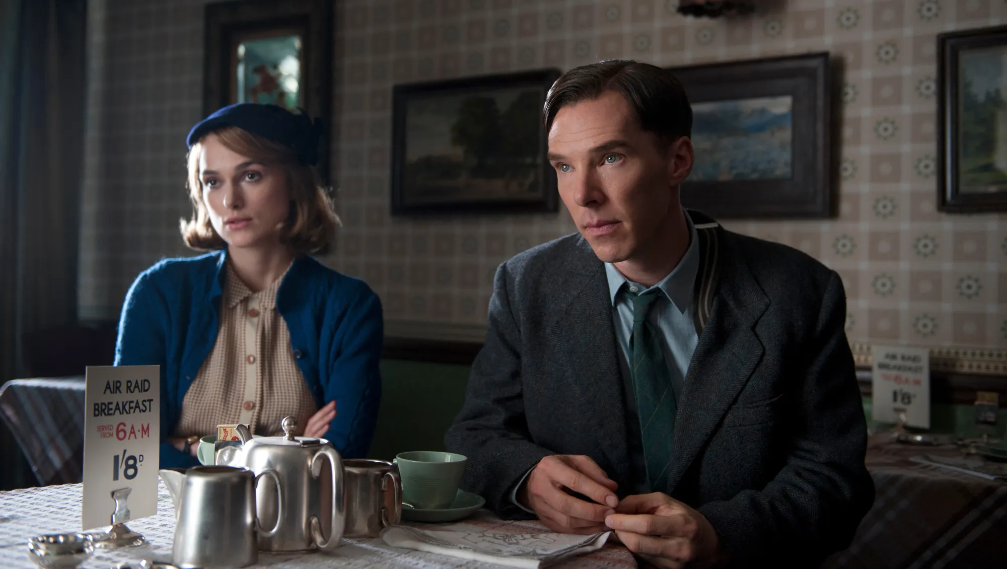 Joan Clarke (Kiera Knightley) and Alan Turing (Benedict Cumberbatch) sit in a diner in Imitation Game